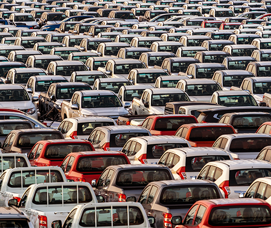Frota de carros pronta para vistoria em lote em pátio de locadora