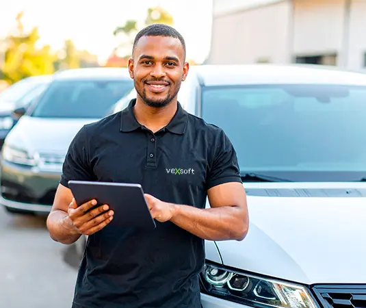 Profissional com tablet em garagem de veículos realizando checklist de entrega