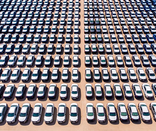 Garagem com vários veículos, representando o controle de aprovação de vistorias