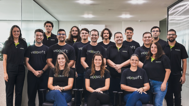 Equipe da VEXSOFT reunida na sede da empresa em foto institucional de 2026.